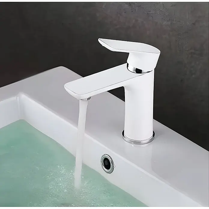 Hudor Waschtischarmatur Argolide - Seidenmatt - Weißer Wasserhahn mit Chromakzenten, der Wasser in ein weißes Waschbecken abgibt.