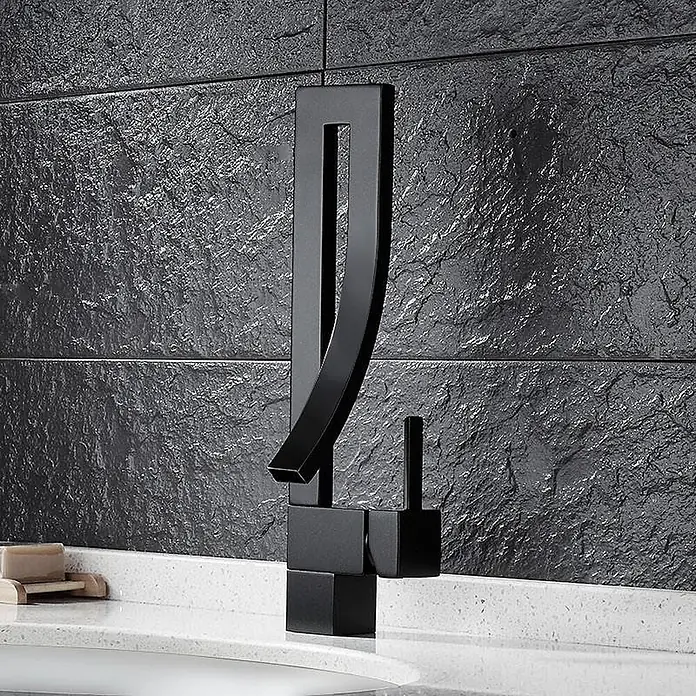Hudor Waschtischarmatur Alphée - Matt - Moderner mattschwarzer Wasserhahn mit hohem, flachem Auslauf und Hebelgriff, auf weißer Arbeitsplatte vor dunklen Strukturfliesen.