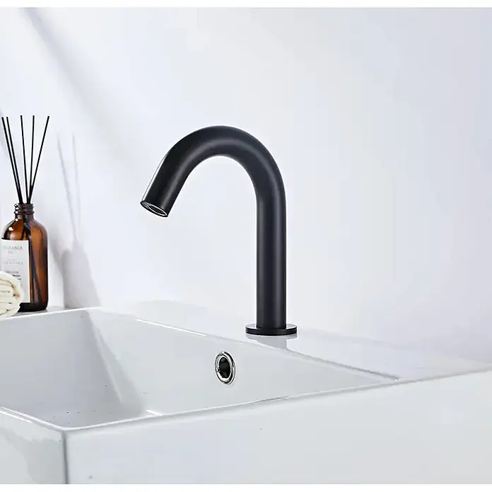 Hudor Waschtischarmatur Céphise 4184 - Matt - Mattschwarzer Schwanenhals-Wasserhahn auf einem weißen Keramikwaschbecken.
