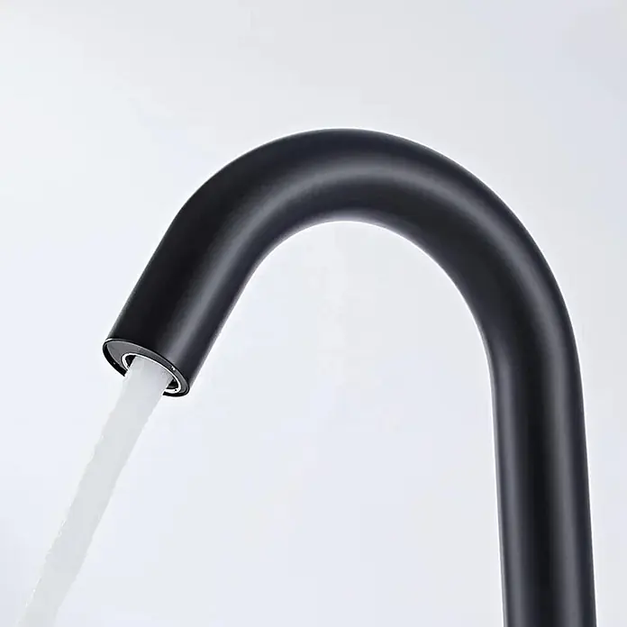 Hudor Waschtischarmatur Céphise 4184 - Matt - Schwarzer Wasserhahn mit gebogenem Auslauf, aus dem Wasser fließt.