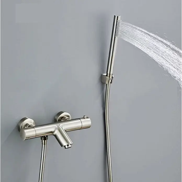 Hudor Badewannenarmatur Enipée 007 - Hochglänzend - Gebürsteter Nickel-Thermostat-Duschmischer mit Handbrause, die aktiv Wasser sprüht.