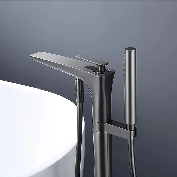 Hudor Badewannenarmatur 7192 - Matt - Dunkelgraue freistehende Badewannenarmatur mit flachem Auslauf und integrierter Handbrause.