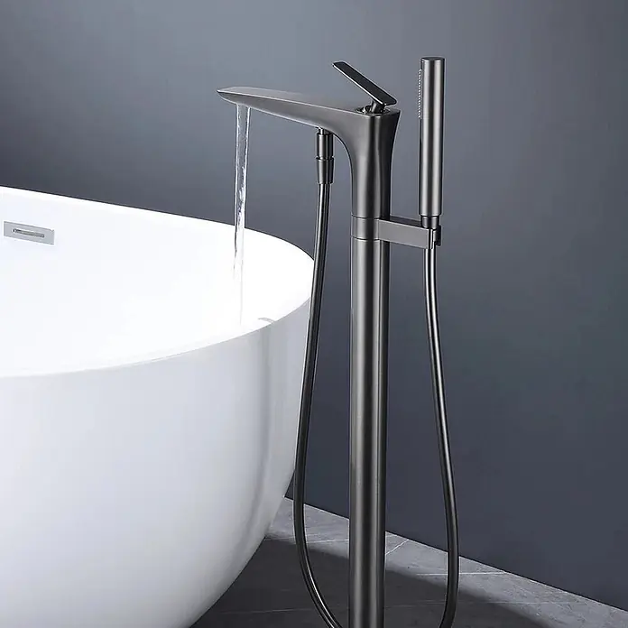 Hudor Badewannenarmatur 7192 - Matt - Dunkelgraue freistehende Badewannenarmatur mit Handbrause, füllt eine weiße Wanne.