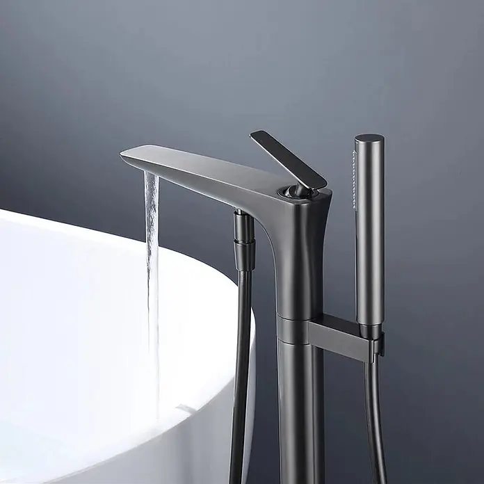 Hudor Badewannenarmatur 7192 - Matt - Mattschwarze, freistehende Badewannenarmatur mit schlankem Design, fließendem Wasser und integrierter Handbrause, neben einer weißen Wanne.