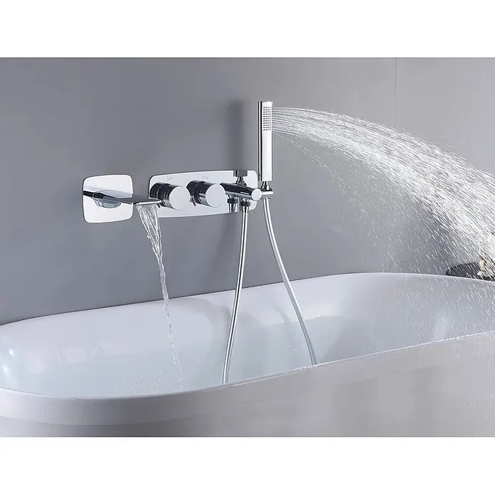 Hudor Badewannenarmatur Erymanthe 088 - Hochglänzend - Verchromte Wandarmatur mit Handbrause füllt eine weiße Badewanne mit Wasser.