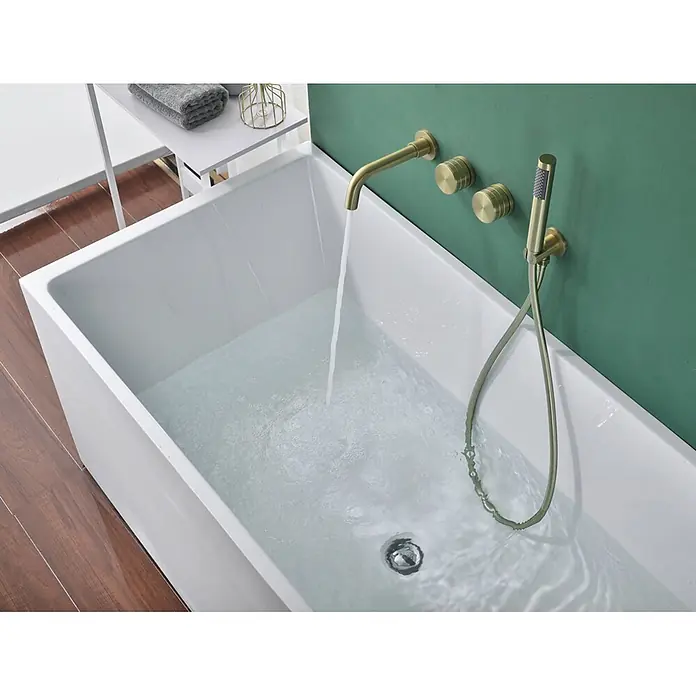 Hudor Badewannenarmatur Scamandre 078 - Seidenmatt - Weiße Badewanne mit Wasser, das aus einem wandmontierten Messinghahn fließt, inklusive passender Handbrause.