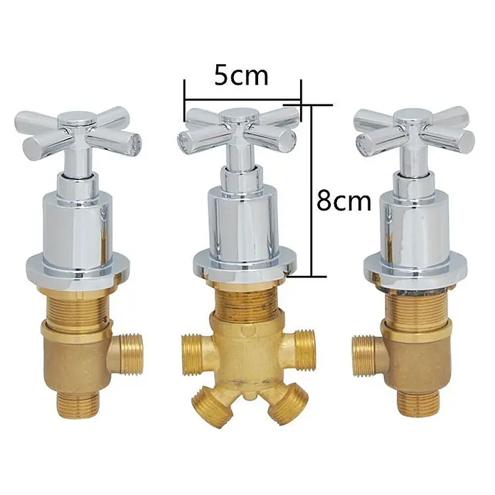 Hudor Badewannenarmatur Erymanthe 5748 - Hochglänzend - Drei verchromte Messing-Absperrventile mit Kreuzgriffen, eines davon mit Y-Verteiler zur Wasserdurchflussregelung.