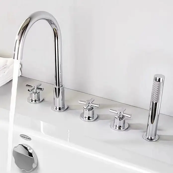Hudor Badewannenarmatur Erymanthe 5748 - Hochglänzend - Polierter Chrom-Wannenarmaturenset mit Schwanenhalsauslauf, Kreuzgriffen und Handbrause, auf Wanne montiert.