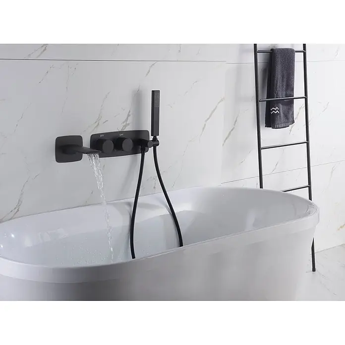 Hudor Badewannenarmatur Céphise 088 - Matt - Schwarze Wandarmatur mit Brause füllt eine weiße Badewanne.