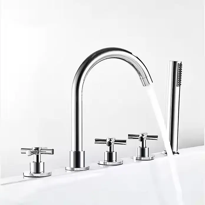 Hudor Badewannenarmatur Erymanthe 5748 - Hochglänzend - Verchromte Badewannenarmatur mit Schwanenhalsauslauf, drei Kreuzgriffen und Handbrause, Wasser läuft.