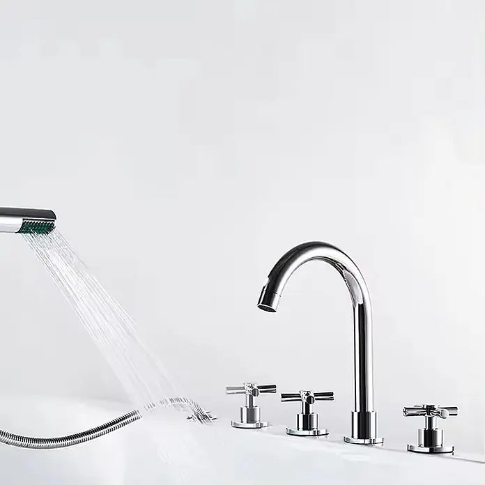 Hudor Badewannenarmatur Erymanthe 5748 - Hochglänzend - Verchromte Badewannarmatur mit gewölbtem Auslauf, drei Kreuzgriffen und einer Handbrause, die Wasser sprüht.