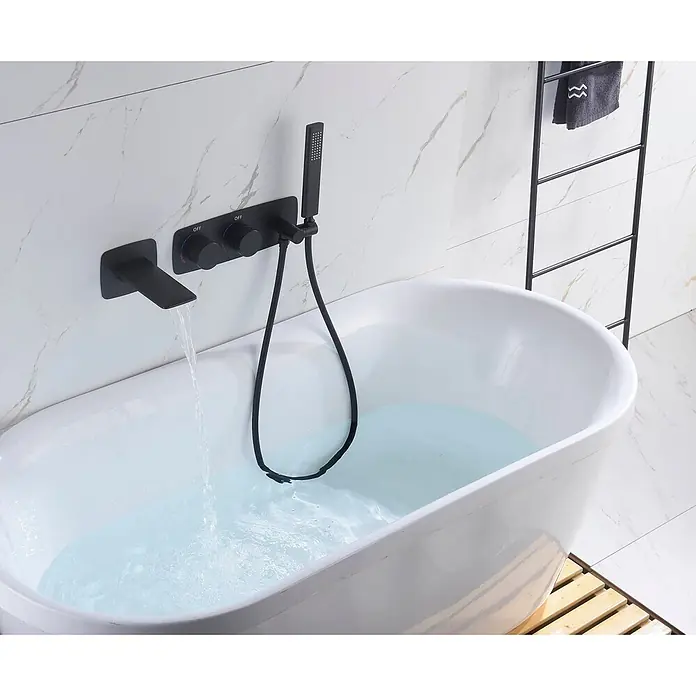 Hudor Badewannenarmatur 088 - Seidenmatt - Schwarze wandmontierte Badewannenarmatur mit Handbrause füllt eine weiße freistehende Wanne.