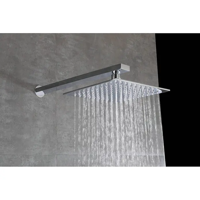 Hudor Duschsystem SC213 -  - Quadratischer Chrom-Regenduschkopf mit fließendem Wasser, an einer grauen Fliesenwand montiert.