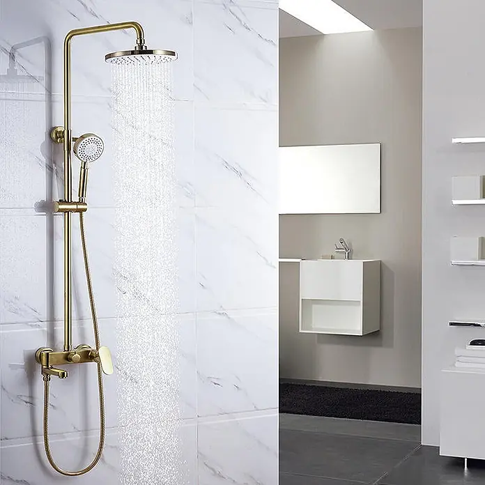 Duschsystem Scamandre Gold gebürstet SC008 -  - Duschsystem im Antik-Messing-Finish mit Kopf- und Handbrause in modernem Badezimmer, Wasser fließt aktiv.
