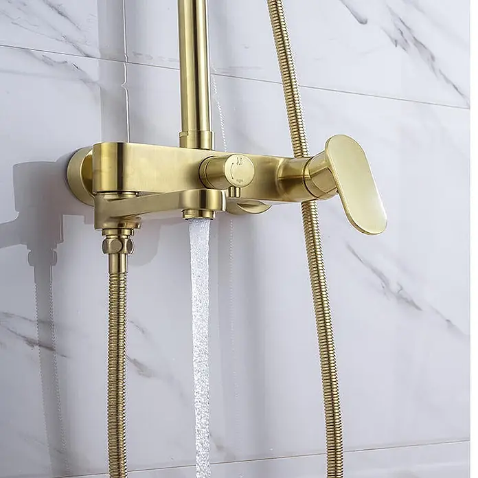 Duschsystem Scamandre Gold gebürstet SC008 -  - Gebürsteter goldener Duschmischerhahn mit fließendem Wasser aus dem Auslauf und flexiblem Duschschlauch.