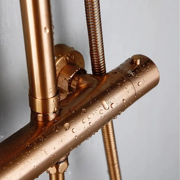Hudor Duschsystem Pénée SC418 -  - Roségoldener Duschmischer und Flexschlauch mit Wassertropfen.