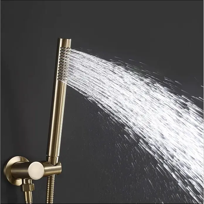 Hudor Duschsystem Erymanthe SC41 -  - Gebürsteter goldener Handbrausekopf, aus dessen Düsen Wasser spritzt.