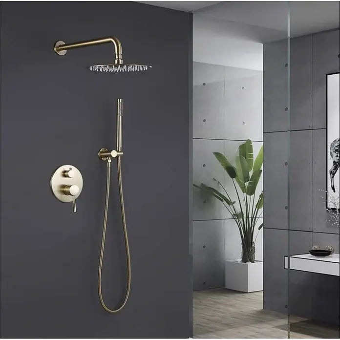 Hudor Duschsystem Erymanthe SC41 -  - Gebürstetes Gold-Duschsystem mit Regenduschkopf, Handbrause und Mischer, in einem modernen Badezimmer installiert.