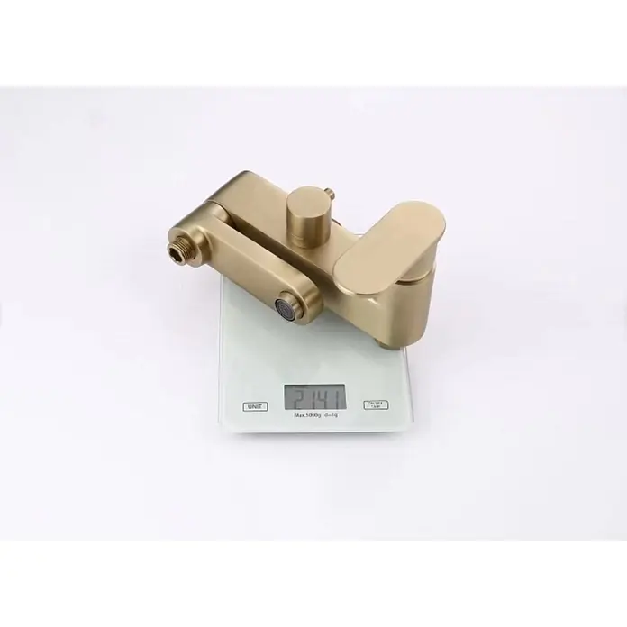 Duschsystem Scamandre Gold gebürstet SC008 -  - Goldfarbene Messingarmatur mit Einhebelmischer, auf einer Digitalwaage 2141 Gramm wiegend.