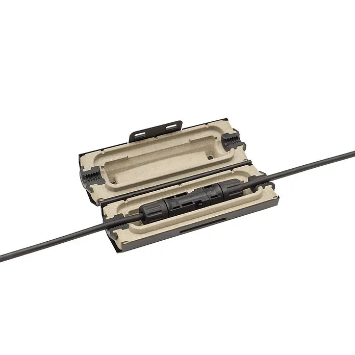 Kabelbox ArcBox Solar-Brandschutz-Anschlussgehäuse - Schwarz, L x B x H: 48 x 150 x 50 mm - Schwarzer elektrischer Steckverbinder in einem offenen schwarzen Gehäuse mit beigem Inneren, verbunden mit einem schwarzen Kabel.