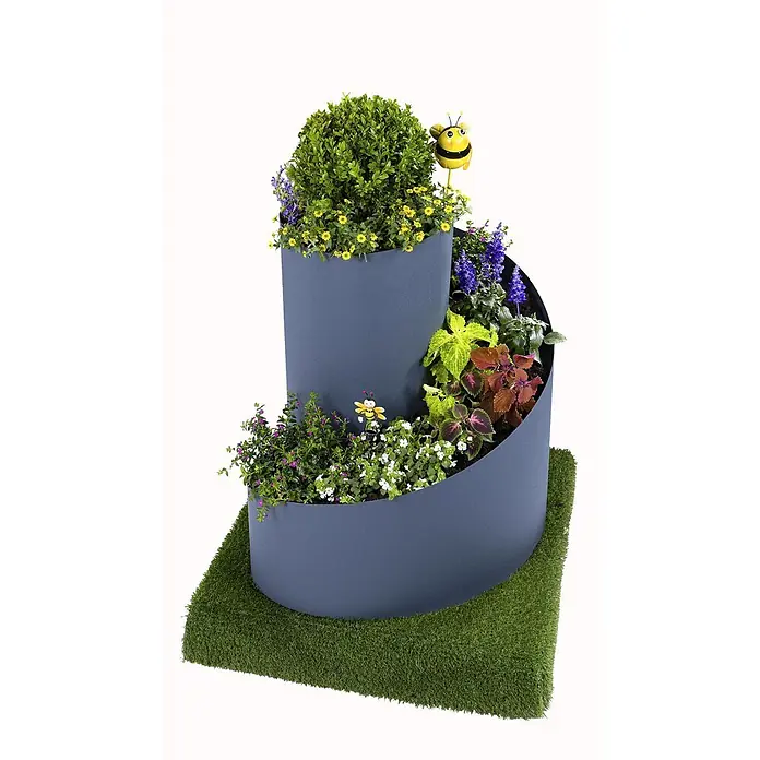 Jardinion Kräuterspirale 80cm x Ø80cm Grau Pflanzenspirale Gewürzspirale -  - Dunkelgrauer gestufter Spiralpflanzer mit Pflanzen und Bienen-Deko auf Kunstrasen.
