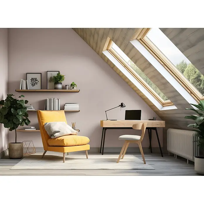 Caleo Color Wandfarbe Lehmfarbe Falkenfeder - Falkenfeder, Matt, 0,15 l - Helles, modernes Dachbüro mit hellem Holzschreibtisch, Stuhl, gelbem Sessel und Pflanzen, beleuchtet durch Oberlichter.