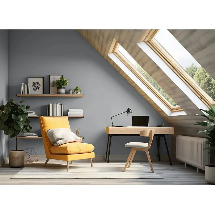 Caleo Color Wandfarbe Lehmfarbe Donnergrollen - Donnergrollen, Matt, 0,15 l - Modernes Dachgeschoss-Arbeitszimmer mit grauen Wänden, Holzdecke und Dachfenstern. Es bietet einen Holzschreibtisch, gelben Sessel und Regale mit Büchern/Pflanzen.