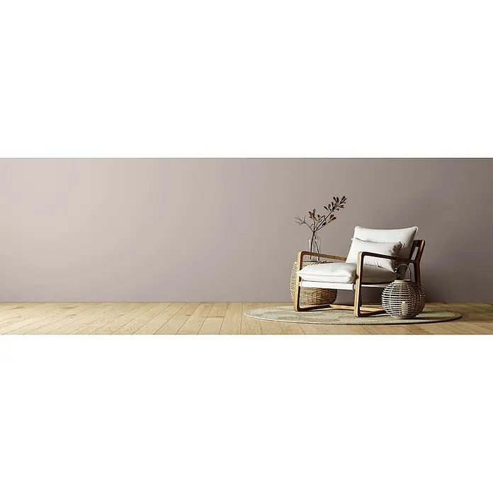 Caleo Color Wandfarbe Lehmfarbe Falkenfeder - Falkenfeder, Matt, 0,15 l - Minimalistischer Sessel mit Holzrahmen und weißen Kissen, als gemütliche Sitzgelegenheit.