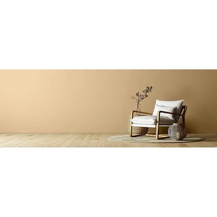 Caleo Color Wandfarbe Lehmfarbe Elbsandstein - Elbsandstein, Matt, 0,15 l - Moderner Sessel mit weißen Kissen und Holzrahmen in einem gemütlichen Raumambiente.