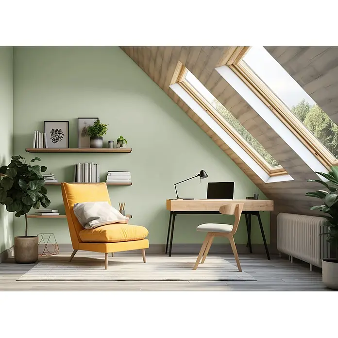 Caleo Color Wandfarbe Lehmfarbe Jade - Jade, Matt, 10 l - Gemütliches Heimbüro unter Dachfenstern, mit Holzschreibtisch, Laptop, Stuhl und einem gelben Sessel mit Regalen.