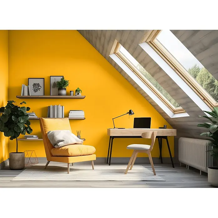 Caleo Color Wandfarbe Lehmfarbe Korallenriff - Korallenriff, Matt, 5 l - Helles Heimbüro mit gelben Wänden, hellem Holzschreibtisch, Stuhl und Sessel. Tageslicht durchflutet den einladenden Arbeitsbereich.