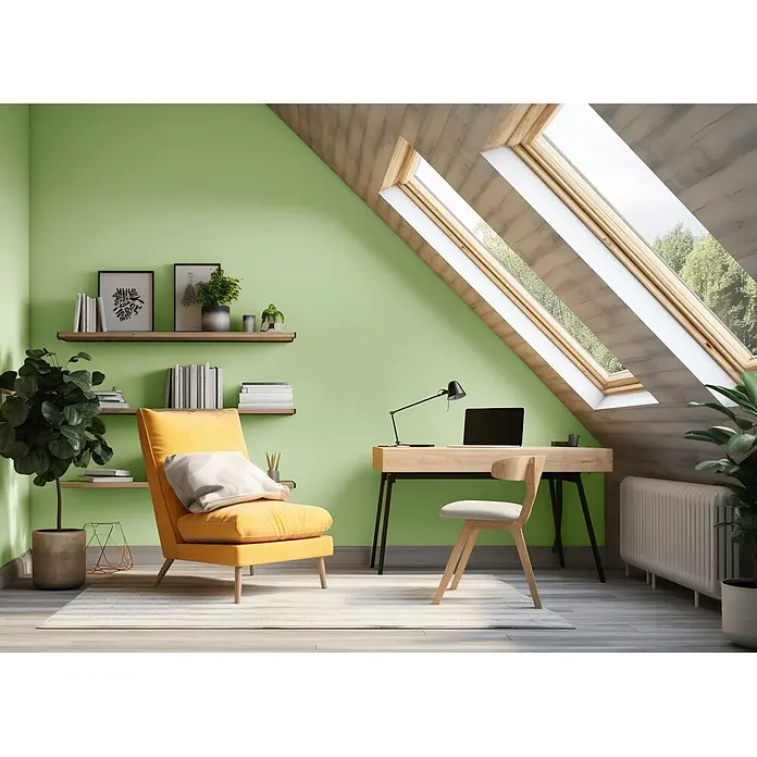 Caleo Color Wandfarbe Lehmfarbe Salbeiduft - Salbeiduft, Matt, 5 l - Gemütliches Dachbüro mit gelbem Sessel, Holzschreibtisch und Stuhl, mit Dachfenstern und Regalen mit Dekoration.