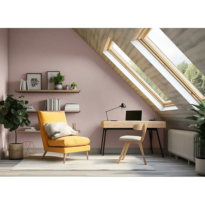 Caleo Color Wandfarbe Lehmfarbe Abenddämmerung - Abenddämmerung, Matt, 0,15 l - Dachgeschoss-Arbeitsbereich mit rosa Wänden, gelbem Sessel, Holzschreibtisch und großen Dachfenstern.