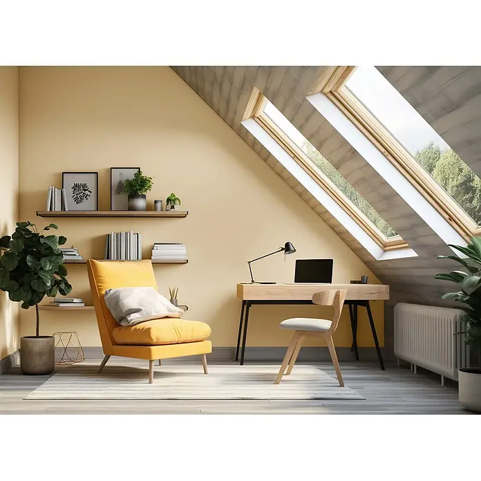 Caleo Color Wandfarbe Lehmfarbe Königsfelsen - Königsfelsen, Matt, 10 l - Modernes Dachbüro mit gelbem Sessel, hellem Holzschreibtisch und großen Dachfenstern.