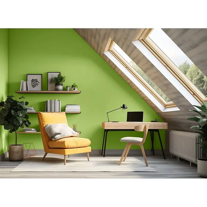 Caleo Color Wandfarbe Lehmfarbe Gingko - Gingko, Matt, 10 l - Helles Dachzimmer mit orangefarbenem Sessel, Holzschreibtisch, Stuhl und Regalen unter Dachfenstern.