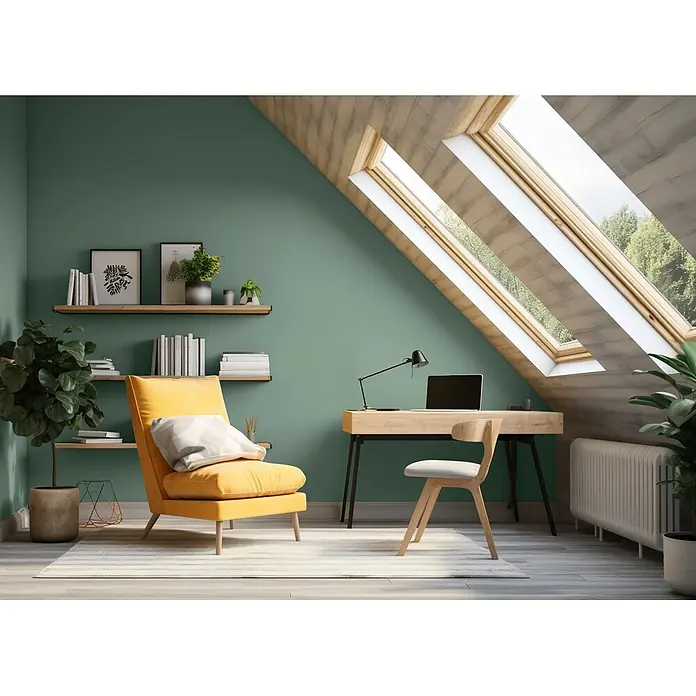 Caleo Color Wandfarbe Lehmfarbe Feigenblatt - Feigenblatt, Matt, 0,15 l - Modernes Dachboden-Homeoffice mit hellem Holzschreibtisch, passendem Stuhl und lebhaft gelbem Sessel.