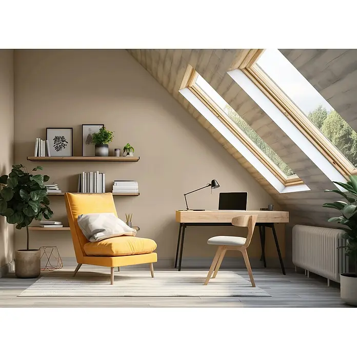 Caleo Color Wandfarbe Lehmfarbe Steineiche - Steineiche, Matt, 2,25 l - Helles Dachgeschoss-Büro mit gelbem Sessel, Schreibtisch und Stuhl aus Naturholz, beleuchtet durch große Dachfenster.