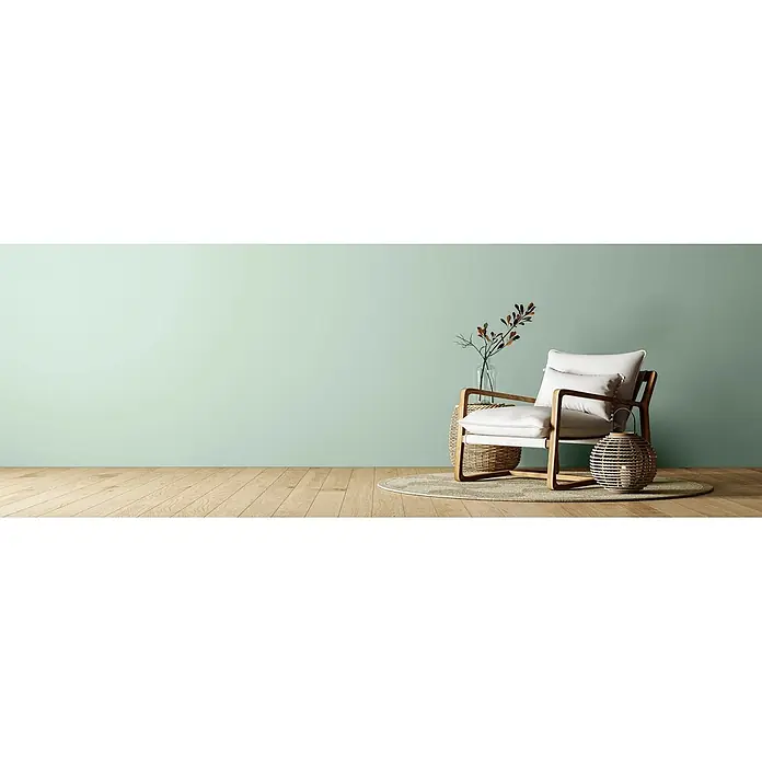 Caleo Color Wandfarbe Lehmfarbe Novembernebel - Novembernebel, Matt, 2,25 l - Moderner weißer Sessel mit Holzgestell in minimalistischer Wohnzimmereinrichtung mit rundem Teppich, Beistelltisch, Vase und Laterne.