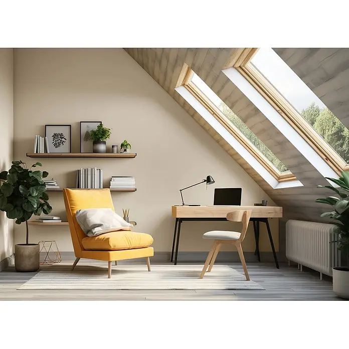 Caleo Color Wandfarbe Lehmfarbe Sanddüne - Sanddüne, Matt, 10 l - Gemütliches Dachgeschoss-Büro mit gelbem Sessel, Holzschreibtisch, Pflanzen und Tageslicht durch Dachfenster.