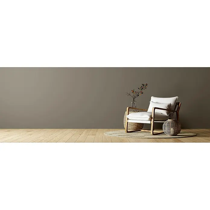 Caleo Color Wandfarbe Lehmfarbe Sumpfgras - Sumpfgras, Matt, 10 l - Moderner Loungesessel mit Holzrahmen und hellen Kissen, ergänzt durch natürliche Elemente in einem minimalistischen Wohnraum.