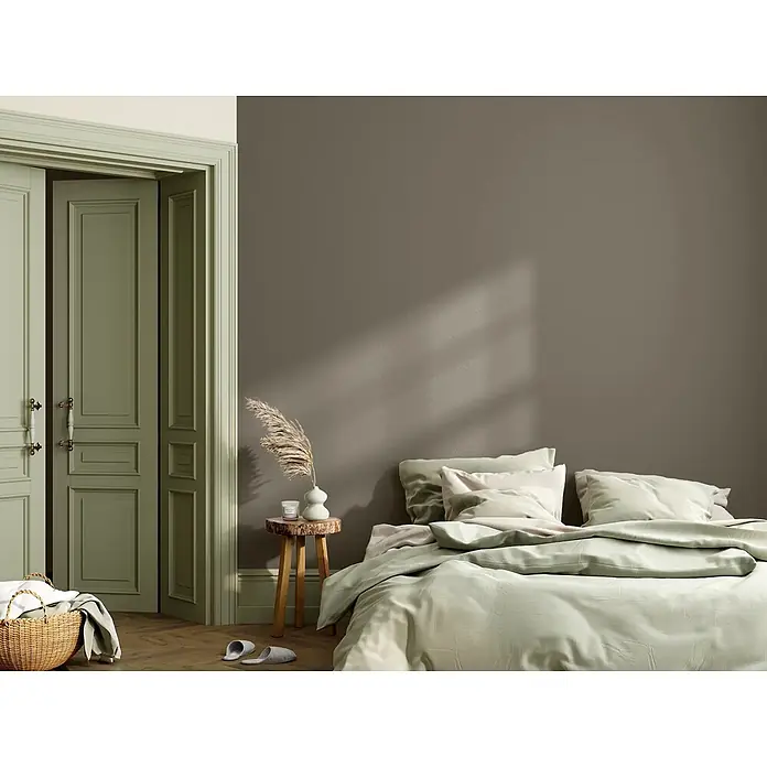 Caleo Color Wandfarbe Lehmfarbe Sumpfgras - Sumpfgras, Matt, 10 l - Salbeigrünes Bettzeug, olivgrüne Türen und warme graue Wände schaffen eine ruhige Schlafzimmeroase.