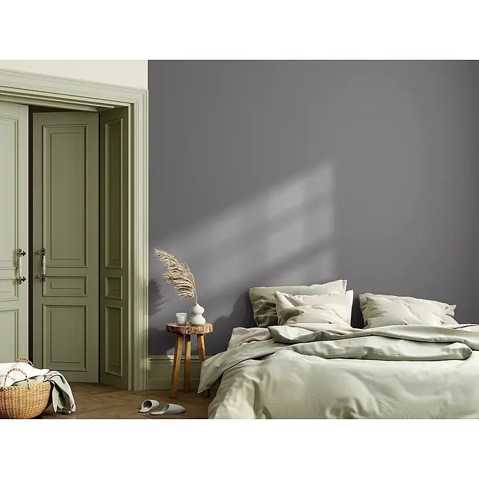Caleo Color Wandfarbe Lehmfarbe Winternacht - Winternacht, Matt, 5 l - Gemütliches Schlafzimmer mit hellgrüner Bettwäsche und salbeigrünen Kassettentüren.