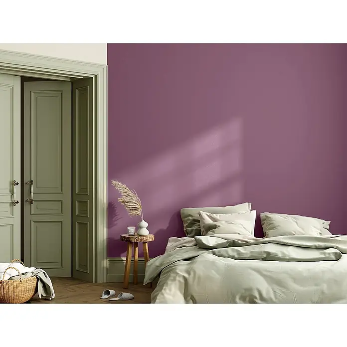 Caleo Color Wandfarbe Lehmfarbe Heidekraut - Heidekraut, Matt, 2,25 l - Hellgrünes Bettwäsche-Set auf einem Bett.