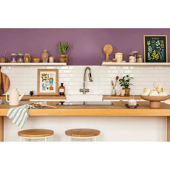 Caleo Color Wandfarbe Lehmfarbe Heidekraut - Heidekraut, Matt, 2,25 l - Heller Holzküchentresen mit integriertem Spülbecken und Kochfeld in einer gemütlichen Küche.