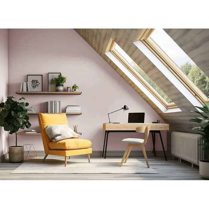 Caleo Color Wandfarbe Lehmfarbe Sternenschweif - Sternenschweif, Matt, 10 l - Ein einladendes Dachgeschoss-Homeoffice und Leseecke mit Holzschreibtisch, Stuhl, gelbem Sessel, Regalen und Dachfenstern.