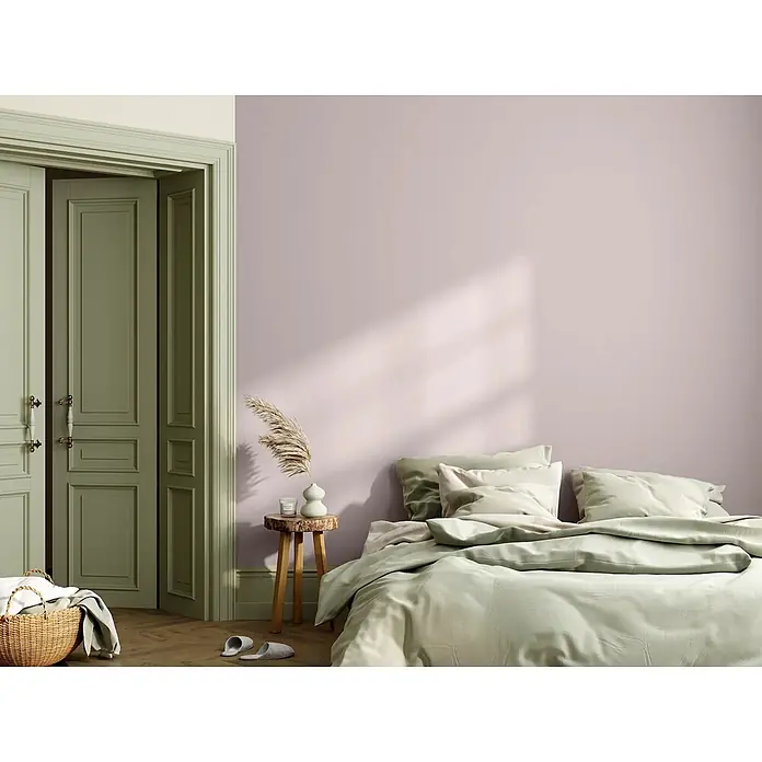 Caleo Color Wandfarbe Lehmfarbe Sternenschweif - Sternenschweif, Matt, 10 l - Schlafzimmer mit einem Bett in hellgrüner Bettwäsche. Grüne Doppeltüren stehen offen neben einer hellvioletten Wand.