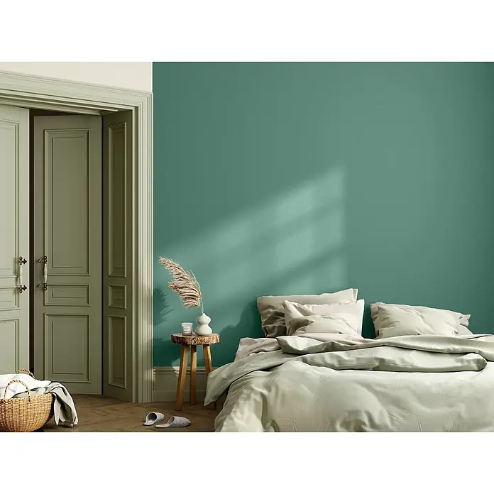 Caleo Color Wandfarbe Lehmfarbe Elbling - Elbling, Matt, 10 l - Ruhiges Schlafzimmer mit tealgrüner Wand, olivfarbenen Türen und heller Bettwäsche.