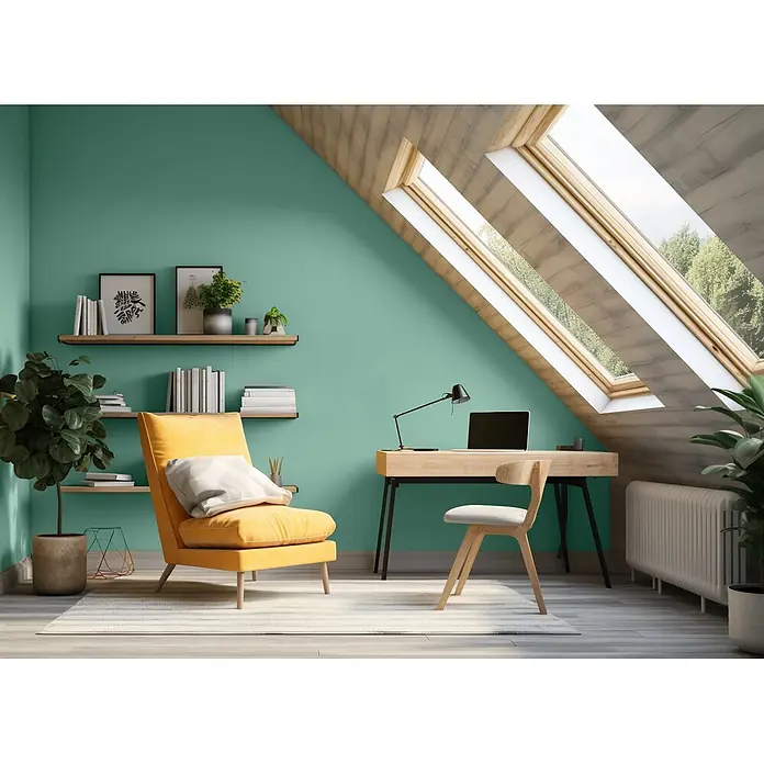 Caleo Color Wandfarbe Lehmfarbe Elbling - Elbling, Matt, 10 l - Helles Dachzimmer mit gelbem Sessel, Holzschreibtisch, Stuhl und Regalen, von Oberlichtern beleuchtet.