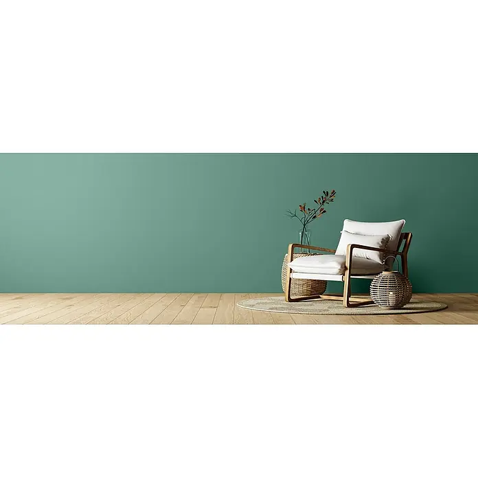 Caleo Color Wandfarbe Lehmfarbe Elbling - Elbling, Matt, 10 l - Ein gemütlicher Sessel mit weißen Kissen und hellem Holzrahmen, auf einem Teppich in einem Raum mit Holzboden, der eine entspannende Ecke schafft.
