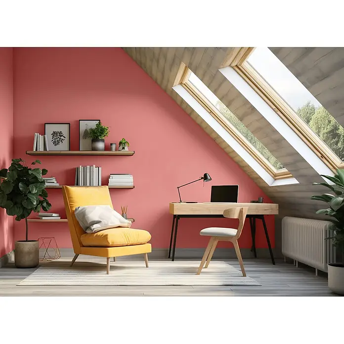 Caleo Color Wandfarbe Lehmfarbe Rosenknospe - Rosenknospe, Matt, 5 l - Helles Dachzimmer-Büro mit korallenfarbenen Wänden, gelbem Sessel und Holzschreibtisch unter großen Dachfenstern.